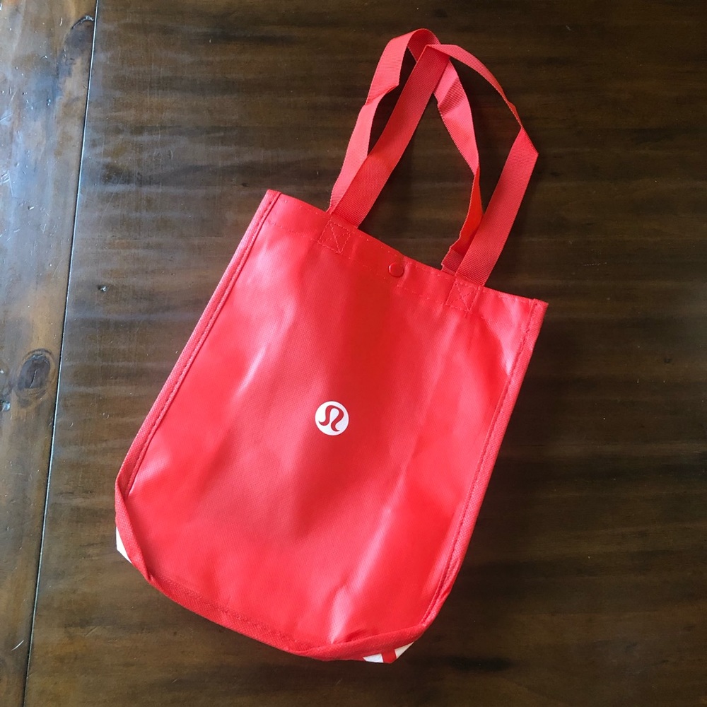 • LULULEMON •